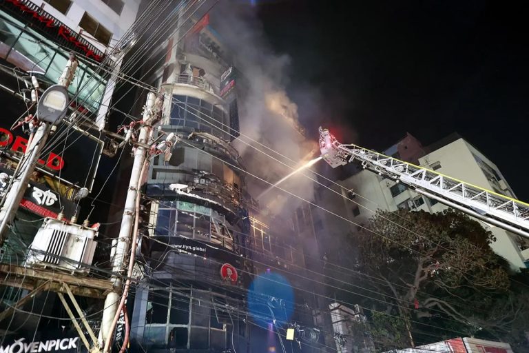 حريق مصنع في الرياض يودي بحياة 16 عاملاً بنغلاديشياً.. تفاصيل مأساوية لقي 16 عاملاً من بنغلادش حتفهم في حريق داخل مصنع أرائك قرب الرياض، وسط تنسيق بين دكا والرياض لتحديد الهويات وإعادة الجثامين.