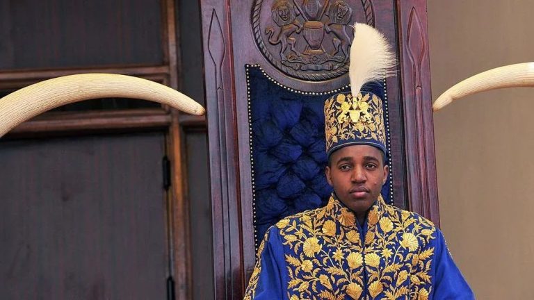 وفاة أصغر ملك في العالم عن 34 عاماً.. قصة أويو ملك تورو الذي اعتلى العرش في الثالثة من عمره رحيل أويو نيمبا، ملك تورو الأوغندي وأصغر ملك متوج عالمياً، عن 34 عاماً بعد مسيرة رمزية مؤثرة، والمملكة تؤكد ضمان انتقال العرش لوريثه.