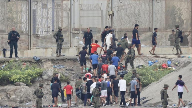 الرباط تعلن حصيلة ضحايا أزمة سبتة وتربط التدفق الجماعي للمهاجرين بشبكات الاتجار بالبشر والتضليل، مؤكدة تنسيقها مع إسبانيا للتحقق من الهويات.