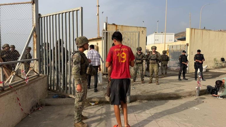 لماذا قد يضطر سانشيز إلى تصنيف المغرب تهديداً للاتحاد الأوروبي؟ سابقة بولندا مع بيلاروسيا تعيد الجدل.. أزمة سبتة تعيد إلى الواجهة توظيف الهجرة سياسياً، مع مطالب لإسبانيا بتسمية دور المغرب وحشد تضامن أوروبي كما فعلت بولندا.
