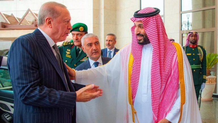 تركيا والسعودية من خصمين إلى حليفين؟ شراكة استراتيجية تعيد رسم خريطة الشرق الأوسط اتفاق دفاعي ثلاثي يجمع السعودية وتركيا وباكستان يسلط الضوء على تحولات علاقة أنقرة والرياض من التنافس والأزمات إلى التقارب الأمني والإقليمي.