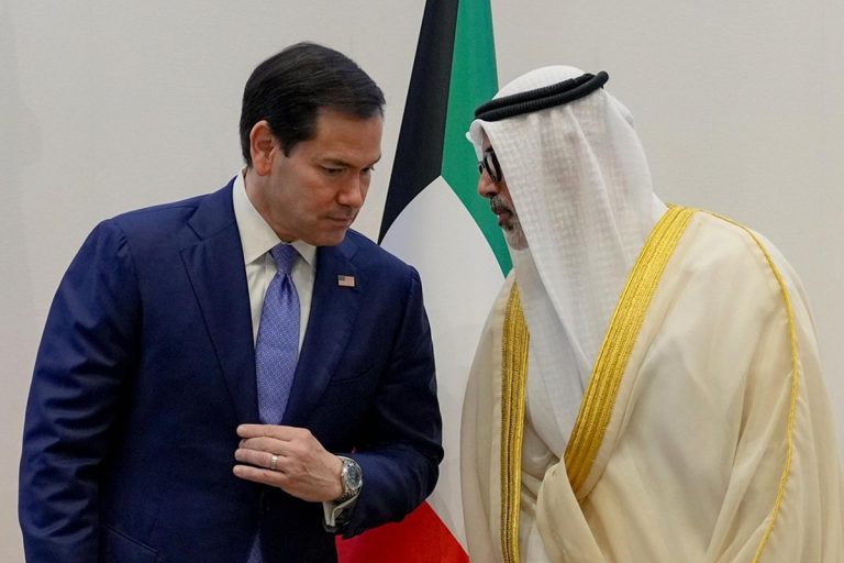 العلاقات الإيرانية الكويتية.. من استضافة لاجئي حرب الخليج إلى أزمة القواعد الأمريكية تتبع العلاقة بين إيران والكويت من استقبال لاجئي حرب الخليج وإطفاء آبار النفط إلى توتر جديد بسبب القواعد الأميركية والاتهامات المتبادلة.
