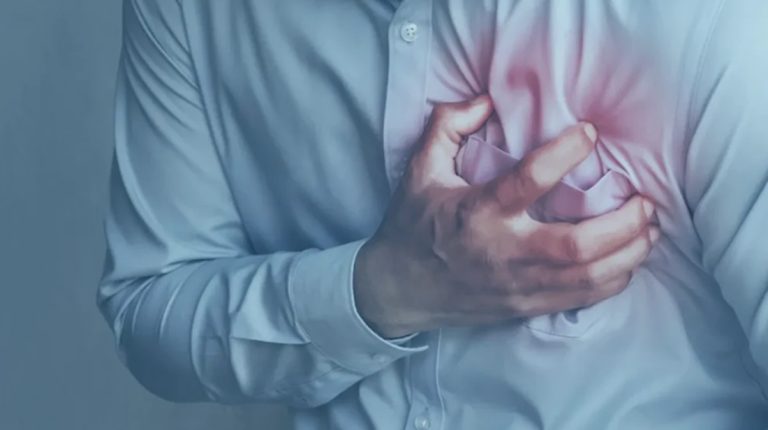 علامات النوبة القلبية لا تبدأ دائماً بألم الصدر.. 4 أعراض قد تنقذ حياتك إذا انتبهت إليها مبكراً تكشف توصيات أطباء القلب أبرز علامات الإنذار المبكر للنوبة القلبية، من ألم الصدر وضيق التنفس إلى الغثيان والدوار، ومتى يجب طلب الإسعاف فوراً.