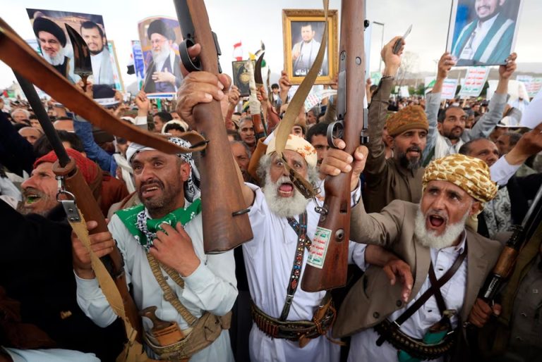 الحوثيون يصعدون ضد السعودية.. هجمات على مأرب ونجران والبحر الأحمر وتحالف دفاعي جديد يغيّر المعادلة تصعيد حوثي يخلّف قتلى في مأرب وحضرموت ويصيب مدنيين بنجران، فيما تتحرك الرياض باتفاق دفاعي وتحالف لحماية الملاحة في البحر الأحمر الاستراتيجية.