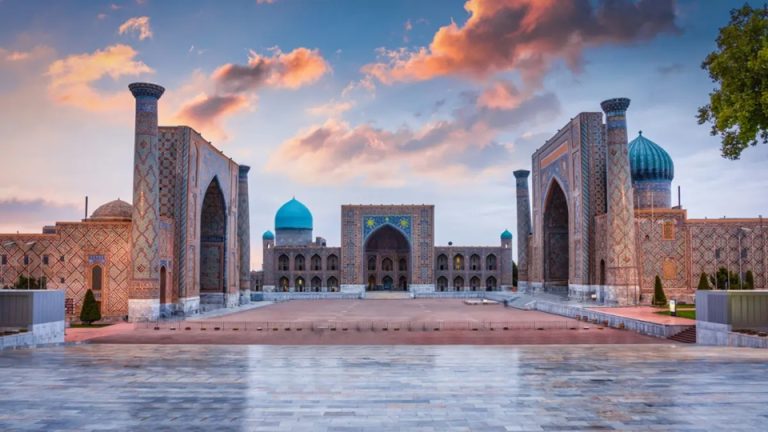 رحلة ليليّة في أوزبكستان: عندما تكتسي مآذن سمرقند وبخارى بعبق التاريخ وأضواء الحديث.. مع هبوط حرارة الصيف، تستعيد سمرقند وبخارى وخيوة وطشقند نبضها ليلاً؛ شوارع مضاءة ومطاعم وحدائق تعكس حياة يومية نابضة على طريق الحرير.