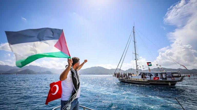 نشطاء صحراويون يتهمون أسطول الصمود العالمي بحجب وثائقي عن الصحراء الغربية، وسط ضغوط مغربية وجدلاً حول حقوق الإنسان والتضامن مع فلسطين.