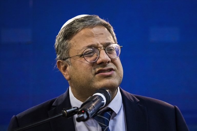بن غفير يدعو لقتل 30 إلى 40 فلسطينياً كل ليلة في غزة وسط تصاعد الانتقادات للاحتلال تصريحات جديدة لإيتمار بن غفير تثير جدلاً دولياً بعد دعوته لقتل عشرات الفلسطينيين يومياً في غزة وتهجير سكانها تمهيداً لإقامة مستوطنات.
