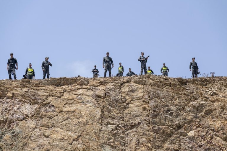 أزمة سبتة الحدودية.. الإعلام الجزائري يتهم المغرب بتوظيف الهجرة للضغط على إسبانيا وأوروبا ترصد الصحافة الجزائرية أزمة سبتة كأداة ضغط مغربية على إسبانيا والاتحاد الأوروبي، وسط اتهامات بتوظيف الهجرة لانتزاع مكاسب سياسية بملف الصحراء.