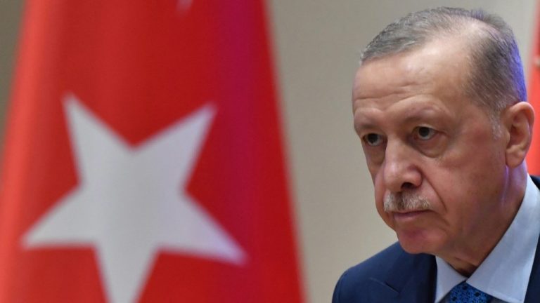 أردوغان يربط التصعيد الإسرائيلي في سوريا بحسابات نتنياهو الانتخابية، مؤكداً أن أنقرة لن تتخلى عن حلفائها أو تقبل تقييد سياستها الخارجية.