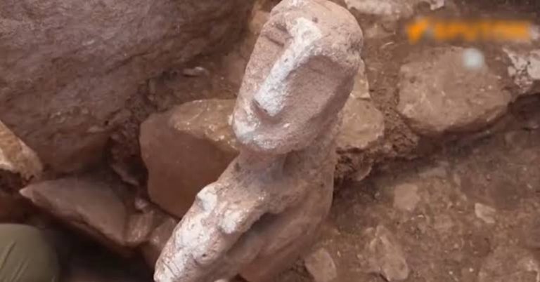 اكتشاف تمثال عمره 11 ألف عام لإنسان يمتطي فهداً في كاراهان تبه بتركيا كشف تنقيب كاراهان تبه جنوب شرقي تركيا عن منحوتة عمرها 11 ألف عام لإنسان يمتطي نمراً، في اكتشاف أثري يضيء بدايات الاستقرار النيوليتي.