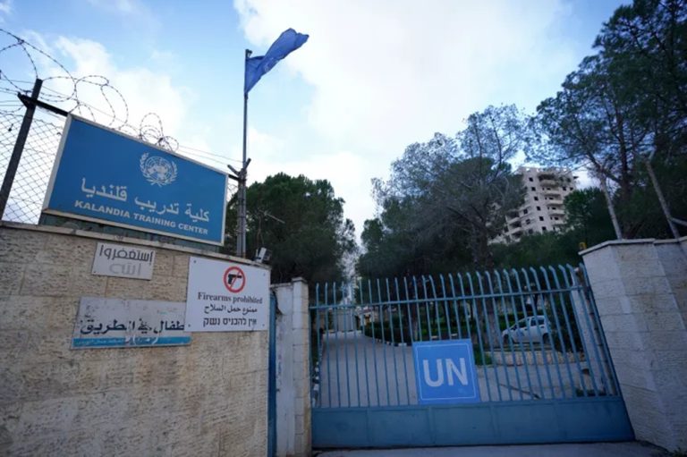 إسرائيل تسيطر على آخر منشأة للأونروا في القدس.. ماذا يعني إغلاق معهد قلنديا؟ قوات إسرائيلية تقتحم معهد قلنديا التابع للأونروا شمال القدس وتخلي موظفيه، في خطوة ندّدت بها الوكالة الأممية ووصفتها بانتهاك للقانون الدولي.
