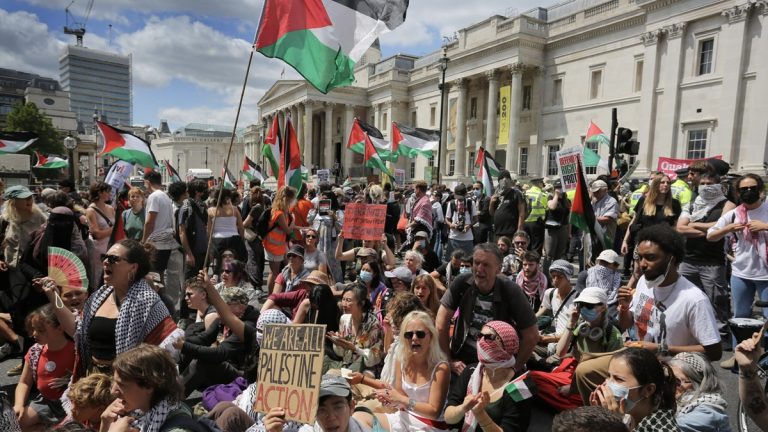 ترامب يصنف “فلسطين أكشن” منظمة إرهابية بعد الحظر البريطاني واشنطن تدرج «فلسطين أكشن» على قائمة الإرهاب العالمي بعد عام من حظرها بريطانيا، وسط جدل حول استهداف ناشطي غزة ومصانع السلاح الإسرائيلية.