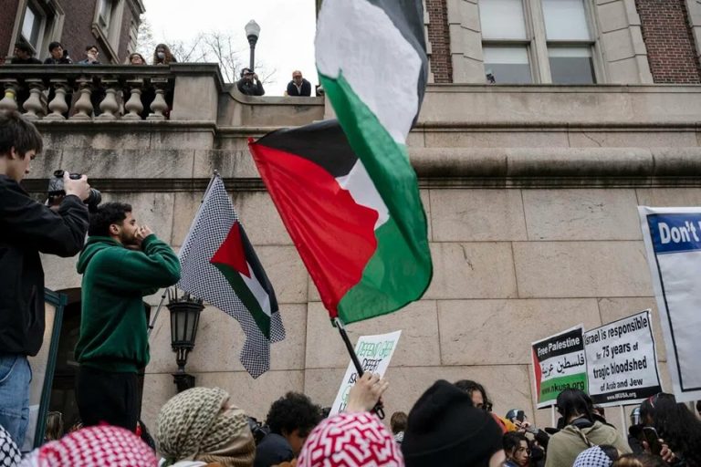 دعوى قضائية تتهم جامعة كولومبيا بالتمييز ضد الفلسطينيين وملاحقة النشاط المؤيد لغزة طلاب وموظفون فلسطينيون يقاضون جامعة كولومبيا بتهم التمييز والمراقبة وانحياز العقوبات ضد ناشطي فلسطين وفشلها في حمايتهم خلال احتجاجات غزة.
