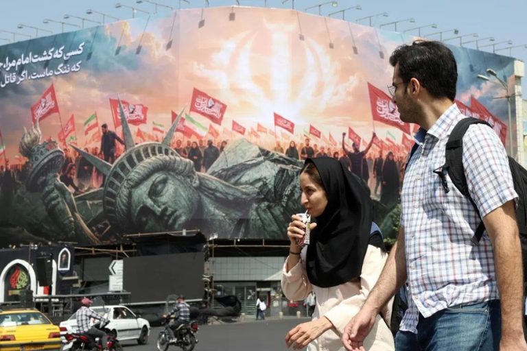 إيران تنفي التفاوض مع واشنطن وتؤكد: لا مفاوضات مع واشنطن.. ومضيق هرمز يبقى ورقة الضغط الكبرى طهران تنفي بدء مفاوضات مع واشنطن بعد تصريحات ترامب، وتؤكد أن حوارها يتركز مع عُمان لتأمين ممر عبر هرمز وسط تراجع أسعار النفط وجهود التهدئة.