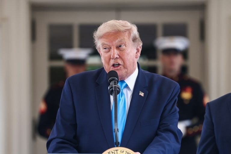 ادفع 100 ألف دولار واعرف ماذا سيقول ترامب أولاً.. خدمة تثير عاصفة قانونية في أمريكا ترامب ميديا تبيع وصولاً مبكراً لمنشورات ترامب على Truth Social لشركات وول ستريت، وسط شبهات باستغلال معلومات قد تحرك الأسواق.