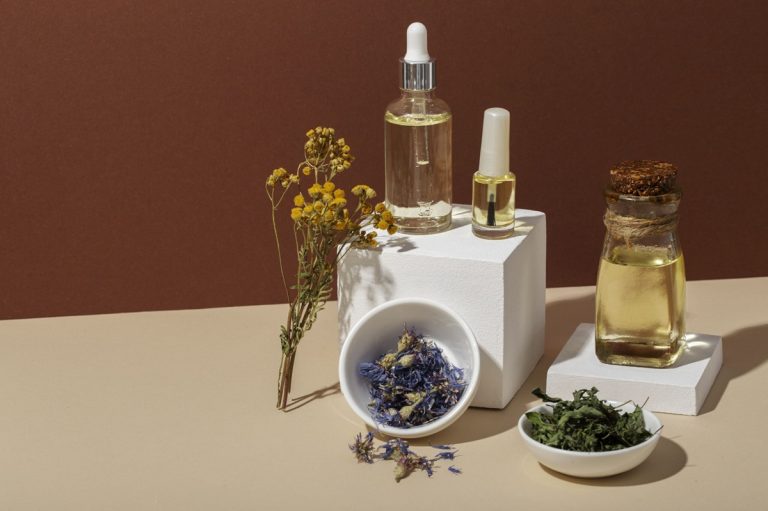تكشف دراسات حديثة أن العطور والمعطرات قد تخفي فثالات مرتبطة باضطراب الهرمونات وتأثيرات محتملة على نمو الأطفال والصحة النفسية للبالغين.