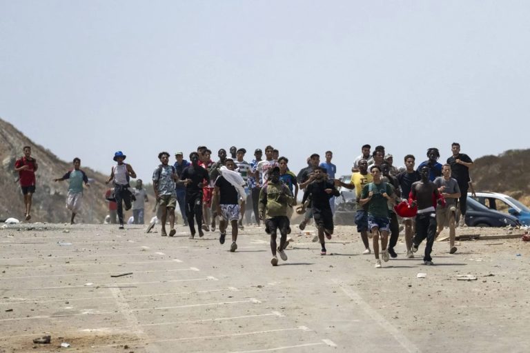 6 اعتداءات جنسية قيد التحقيق.. الوجه الخفي لأزمة المهاجرين في سبتة تحقق سلطات سبتة في ست اعتداءات جنسية مزعومة طالت مهاجرين عقب دخول جماعي من المغرب، وسط احتجاجات محلية تطالب بحل أزمة الهجرة.