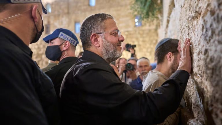 “أريد شنقهم بيديّ”.. كيف تفاعلت الأوساط السياسية مع مطالبات بن غفير بإعدام الأسرى؟ أسير إسرائيلي سابق في غزة يطلب من بن غفير السماح له بإعدام معتقلين فلسطينيين بيديه، والوزير المتطرف يتعهد بمحاولة تنفيذ الطلب وسط انتقادات حقوقية.