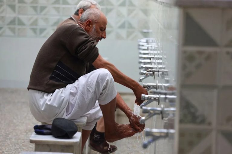 “قلّلوا ماء الوضوء”.. بريطانيا تدخل على خط العادات الدينية لترشيد المياه دعت هيئة تنظيم المياه في بريطانيا المسلمين لترشيد ماء الوضوء والآسيويين لتقليل غسل الأرز، ضمن مبادرة أثارت انتقادات بسبب التسربات وكلفتها.
