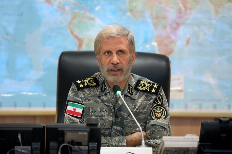 تقارير: إيران تعرض 30 ألف دولار لقتل أو أسر جنود أميركيين وسطاء في المنطقة إيران تعرض 30 ألف دولار لقتل أو أسر جندي أميركي، وسط تصعيد مع واشنطن ورد على تصريحات ترامب بشأن السيطرة على مضيق هرمز.