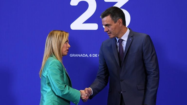 إسبانيا تعيد فرض مراقبة الحدود مع إيطاليا مؤقتاً وسط توتر سياسي حول ملف الهجرة إسبانيا تعيد مؤقتاً الرقابة على حدودها مع إيطاليا في الموانئ والمطارات، وسط تبريرات أمنية مرتبطة بالهجرة وتوترات داخل فضاء شنغن.