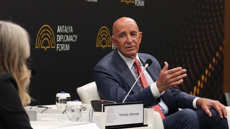توم براك يدافع عن الحكومة السورية بعد ضربات إسرائيلية على قاعدة أبو الظهور: “تصعيد غير ضروري”.. انتقد المبعوث الأميركي توم باراك الغارات الإسرائيلية على قاعدة أبو الظهور في سوريا، واصفاً إياها بتصعيد غير مبرر يهدد الاستقرار الإقليمي.