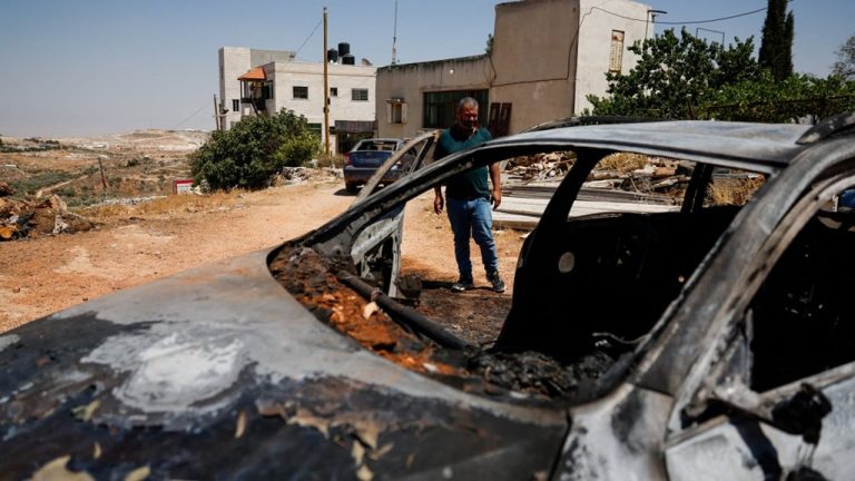 المحكمة العليا الأمريكية تقر تعويضات بـ656 مليون دولار ضد مسؤولين فلسطينيين وسط اتهامات بـ«العقاب الجماعي» المحكمة العليا الأميركية ترفض تجميد حكم بتعويضات قدرها 656 مليون دولار ضد السلطة الفلسطينية ومنظمة التحرير، في قضية هجمات خلال الانتفاضة الثانية.