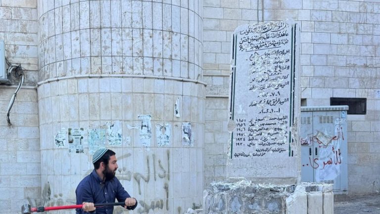 نائب إسرائيلي يهدم نصباً فلسطينياً تحت حماية الجنود.. لماذا سارعت حكومة نتنياهو إلى التبرؤ؟ فيديو يوثق قيام النائب الإسرائيلي اليميني تسفي سوكوت بتحطيم نصب فلسطيني في مادما بالضفة الغربية، وسط حماية جنود وإدانات من الحكومة والجيش.