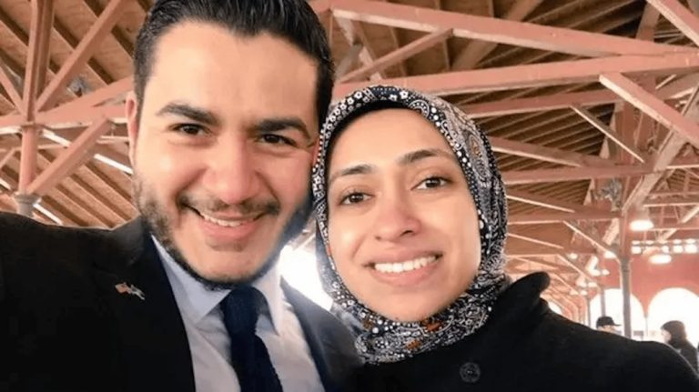 سارة جوكاكو.. الطبيبة الهندية الأمريكية التي اختارت البقاء بعيداً عن الأضواء خلف مرشح الحزب الديمقراطي لمجلس الشيوخ في ميشيغان سارة جوكاكو.. الطبيبة الهندية الأمريكية التي اختارت البقاء بعيداً عن الأضواء خلف مرشح الحزب الديمقراطي