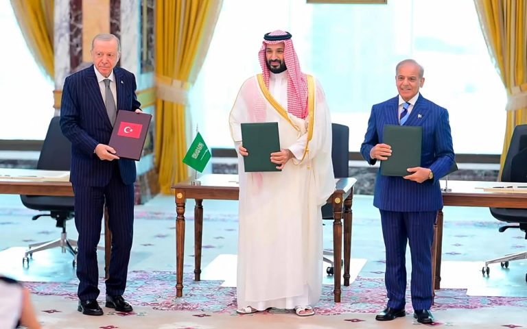 لماذا امتنعت مصر عن الانضمام إلى الحلف الأمني بين تركيا والسعودية وباكستان؟ القاهرة تتريث في الانضمام إلى تحالف أمني تقوده تركيا مع السعودية وباكستان، وسط حسابات دقيقة لعلاقاتها مع إسرائيل والإمارات وتوازنات المنطقة.