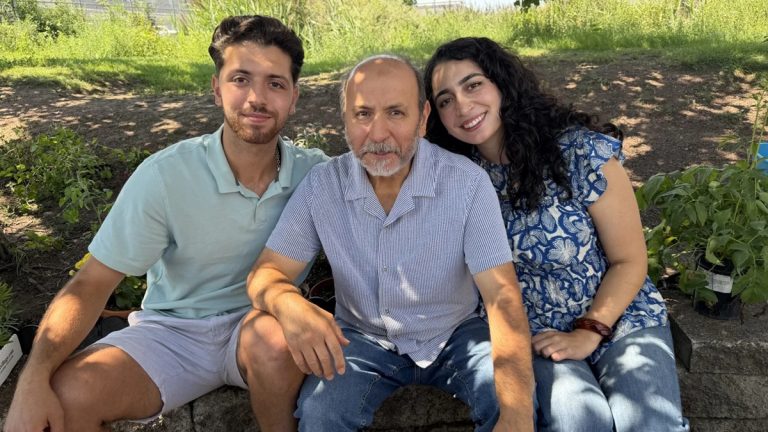 عماد سيفو.. مجتمع نيوجيرسي يتحرك لمنع ترحيل رجل أعمال سوري من أمريكا قضية السوري عماد سيفو، صاحب مطعم في نيوجيرسي، تكشف أثر تشديدات الهجرة الأميركية ودور المجتمع في دعمه بعد احتجازه وخطر ترحيله المحتمل.