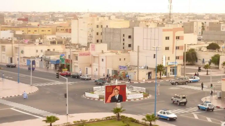 جدل واسع حول استضافة الداخلة لجوائز أفلام السياحة العالمية 2026 في الصحراء الغربية.. اختيار الداخلة لاستضافة جوائز أفلام السياحة يثير جدلاً سياسياً، وسط اتهامات للمغرب بتوظيف الحدث لتكريس احتلال الصحراء الغربية وتجاهل وضعها القانوني دولياً.