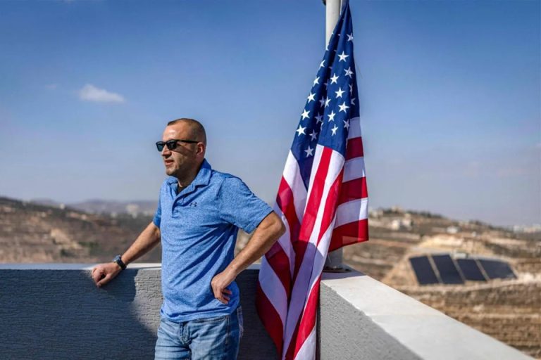 ترك الحياة في أمريكا ليعود إلى الخطر.. قصّة الفلسطيني الذي يقود معركة حماية بيته من المستوطنين فلسطيني أميركي يعود من أوهايو إلى قصرة بالضفة المحتلة لحماية منزله المحاصر من مستوطنين مسلحين، وسط اتهامات بتقاعس إسرائيلي وأميركي.