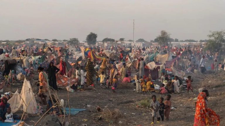 حاكم دبي يواجه احتجاجات في لندن بسبب اتهامات بتورط الإمارات في حرب السودان فيديو يوثق مواجهة سوداني لحاكم دبي في لندن احتجاجاً على دور الإمارات بحرب السودان، وسط إساءة عنصرية من أحد مرافقيه وتصاعد الجدل حول دعم قوات الدعم السريع.