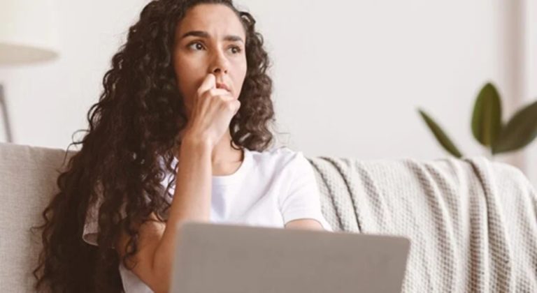 التفكير الزائد ليس ضعفاً.. علم النفس يكشف الصفات الخفية لمن يفرطون في التفكير يكشف علم النفس أن فرط التفكير لا يعني الارتياب دائماً، بل يرتبط بحساسية عالية وقدرة تحليلية عميقة ومحاولة مستمرة لتوقع المواقف وحماية الذات.