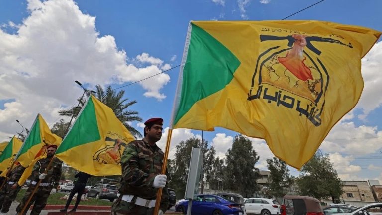 انسحاب القوات الأمريكية من العراق يفتح ملف الفصائل المسلحة.. وبغداد تحدد مهلة جديدة لنزع السلاح بعد انسحاب القوات الأميركية من العراق، تحتفي فصائل مسلحة موالية لإيران بينما تحدد بغداد مهلة جديدة لدمجها ونزع سلاحها وسط مخاوف من صدام داخلي.