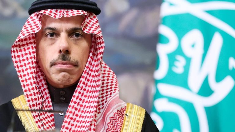 السعودية تؤكد حقها المشروع في الدفاع عن أمنها ضد هجمات الحوثيين… الرياض تؤكد حقها في الدفاع عن أراضيها بعد هجمات حوثية طالت خميس مشيط وأبها والطائف، وأسفرت عن 13 مصاباً وأضرار مادية وسط تصعيد إقليمي.