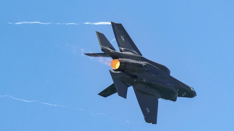 صفقة إف-35 السعودية.. واشنطن توافق على بيع 48 مقاتلة بـ24.3 مليار دولار واشنطن تخطر الكونغرس بخطة لبيع 48 مقاتلة إف-35 للسعودية بقيمة 24.3 مليار دولار، وسط اعتراض إسرائيلي وتصاعد هجمات الحوثيين في اليمن.