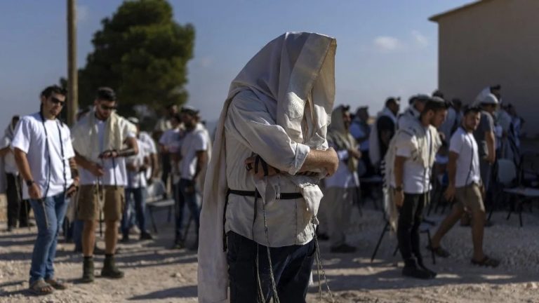 عقوبات بريطانيا على المستوطنات الإسرائيلية.. ما الجهات والأنشطة التي تستهدفها؟ لندن تصعّد ضد اقتصاد المستوطنات الإسرائيلية بحظر سلع وخدمات وتمويل، وسط توقعات بتأثر مصارف وصناديق تقاعد وجمعيات تدعم التوسع بالضفة الغربية.