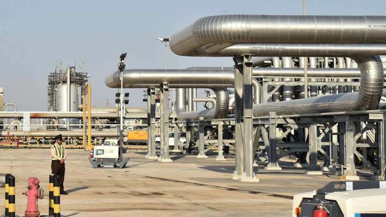 السعودية تغلق خط أنابيب شرق-غرب الحيوي مؤقتاً بعد هجوم على منشآت نفطية إغلاق خط أنابيب الشرق-الغرب السعودي بعد هجمات متعددة يهدد منفذاً حيوياً لصادرات النفط، وسط حرب إيران وتصاعد مخاطر باب المندب وارتفاع الأسعار.