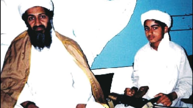 حمزة بن لادن يظهر مجدداً.. تقرير إسباني يتحدث عن قيادته الأيديولوجية للقاعدة من أفغانستان تقرير يكشف عودة حمزة بن لادن للواجهة كقائد أيديولوجي للقاعدة، مع مؤشرات على نشاطه في أفغانستان وتوسع معسكرات تدريب التنظيم تحت حكم طالبان.