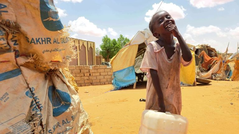مدينة الأبيض السودانية بعد فك الحصار.. مدينة تحاول الحياة تحت تهديد مسيّرات الدعم السريع رغم انحسار حصار الأبيض، تعيش عاصمة شمال كردفان تحت تهديد مسيّرات الدعم السريع، وسط صراع على طرق الإمداد ومخاوف من نزوح جديد للمدنيين.