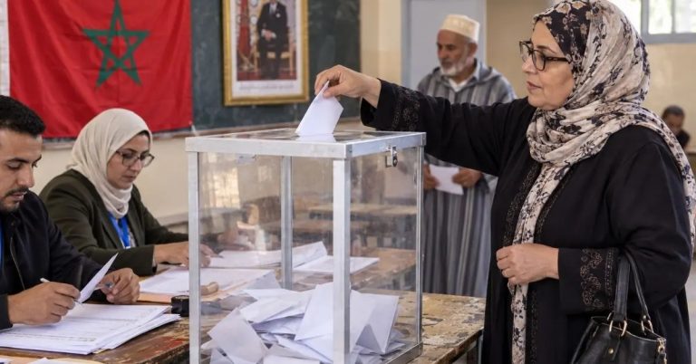 انتخابات المغرب.. عزوف الناخبين ونفوذ الملك يحددان ملامح المشهد السياسي يتوجه 15.8 مليون مغربي لانتخاب برلمان جديد وسط مخاوف من العزوف، ونظام بلا استطلاعات مع تصويت بالوكالة للجالية ونفوذ واسع للملك.