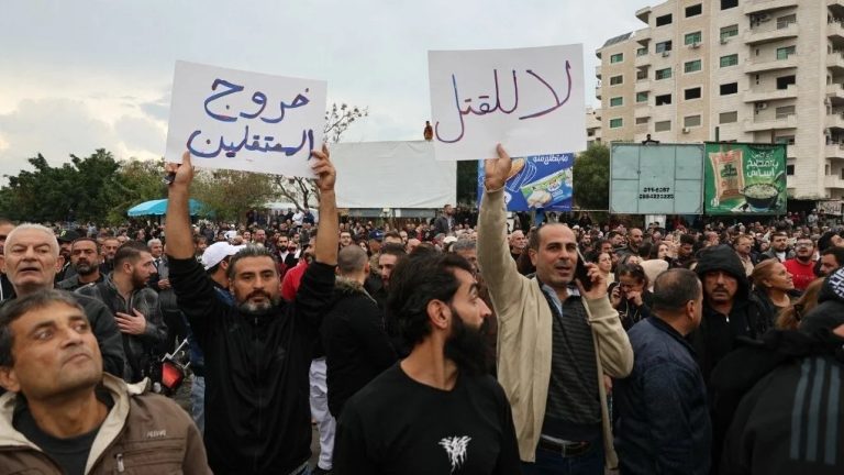 أحداث الساحل السوري.. أول أحكام قضائية تضع السلطات الجديدة أمام اختبار العدالة محكمة حلب تصدر أول أحكام في مجزرة العلويين بسوريا عام 2025، شملت إعدام موالين للأسد وسجن عنصر حكومي 20 عاماً وسط ترقب لأحكام جديدة.