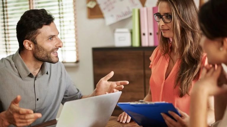 كيف تجيب عندما لا تعرف الإجابة؟ 8 عبارات تكشف ذكاءك بدل أن تضعف موقفك تقرير يوضح كيف تكشف طريقة التعامل مع الأسئلة الصعبة عن الذكاء، عبر عبارات تساعد على الاعتراف بحدود المعرفة دون فقدان الثقة أو المصداقية.