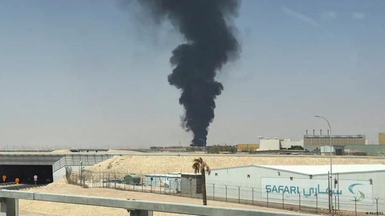 الحوثيون يعلنون استهداف الرياض وينبع.. والسعودية تعلن اعتراض الصواريخ الحوثيون يعلنون استهداف مواقع في الرياض ومنشأة لأرامكو في ينبع، فيما أعلنت السعودية اعتراض صاروخ باليستي وإحباط هجمات أخرى.