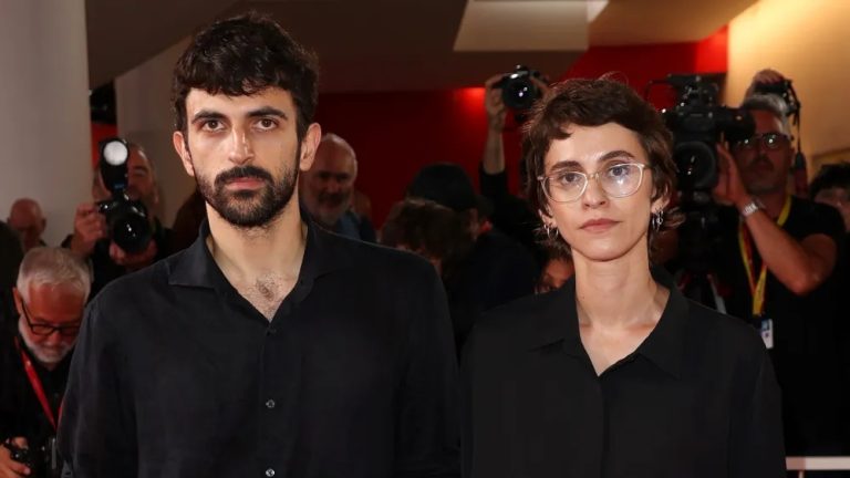 “لأنهم وثقوا قتل المدنيين”.. غضب سياسي في إسرائيل ومطالبات بتجريد مخرجي فيلم “نازا” من جنسيتهما! بعد فوز وثائقي «نازا» بجائزة في مهرجان البندقية، يهاجم وزير الثقافة الإسرائيلي صُنّاعه ويتوعد بسحب جنسيتهم بسبب كشفه قتل مدنيين في غزة.