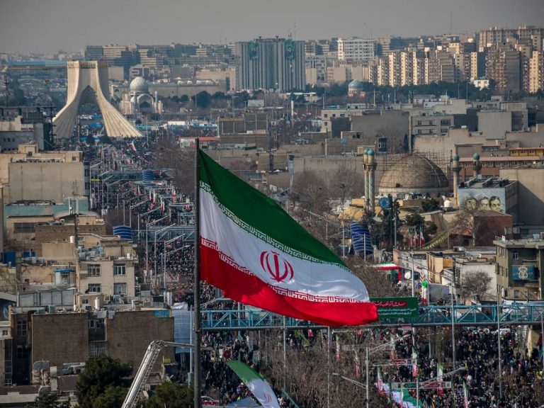 اغتيال إمام سني في إيران.. الحرس الثوري يتهم جماعات كردية مدعومة من واشنطن وتل أبيب الحرس الثوري الإيراني يعلن مقتل إمام سني في بيرانشهر بهجوم نسبه لجماعات كردية انفصالية، وسط تصاعد التوترات والحملة الأمنية في البلاد.
