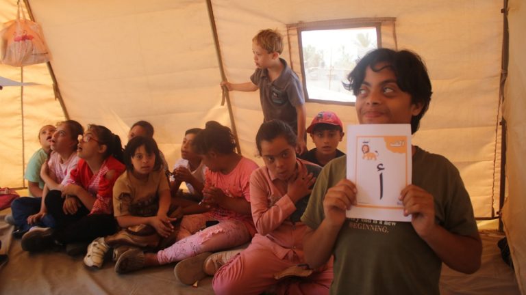 أطفال غزة من ذوي متلازمة داون يحاولون استعادة مهاراتهم وسط الحرب والنزوح أطفال غزة من ذوي متلازمة داون يحاولون استعادة مهارات فقدوها بسبب الحرب والنزوح وتدمير مراكز التعليم والتأهيل.