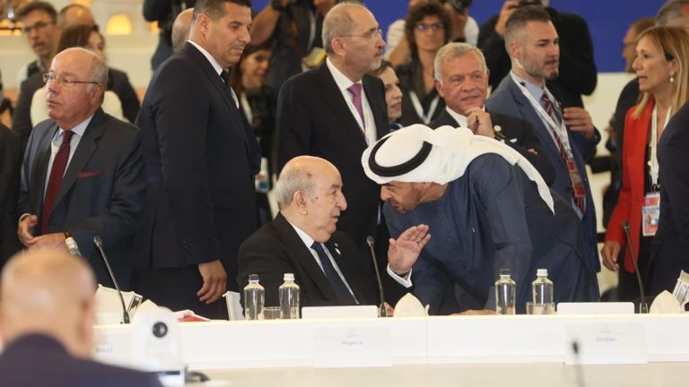 رسمياً: الجزائر تقطع علاقاتها الدبلوماسية مع الإمارات بعد سنوات من التوتر أعلنت الجزائر قطع علاقاتها الدبلوماسية مع الإمارات بعد اتهام أبوظبي بتصرفات عدائية وتدخلات، في خطوة تعكس تصاعد التوتر بين البلدين منذ سنوات